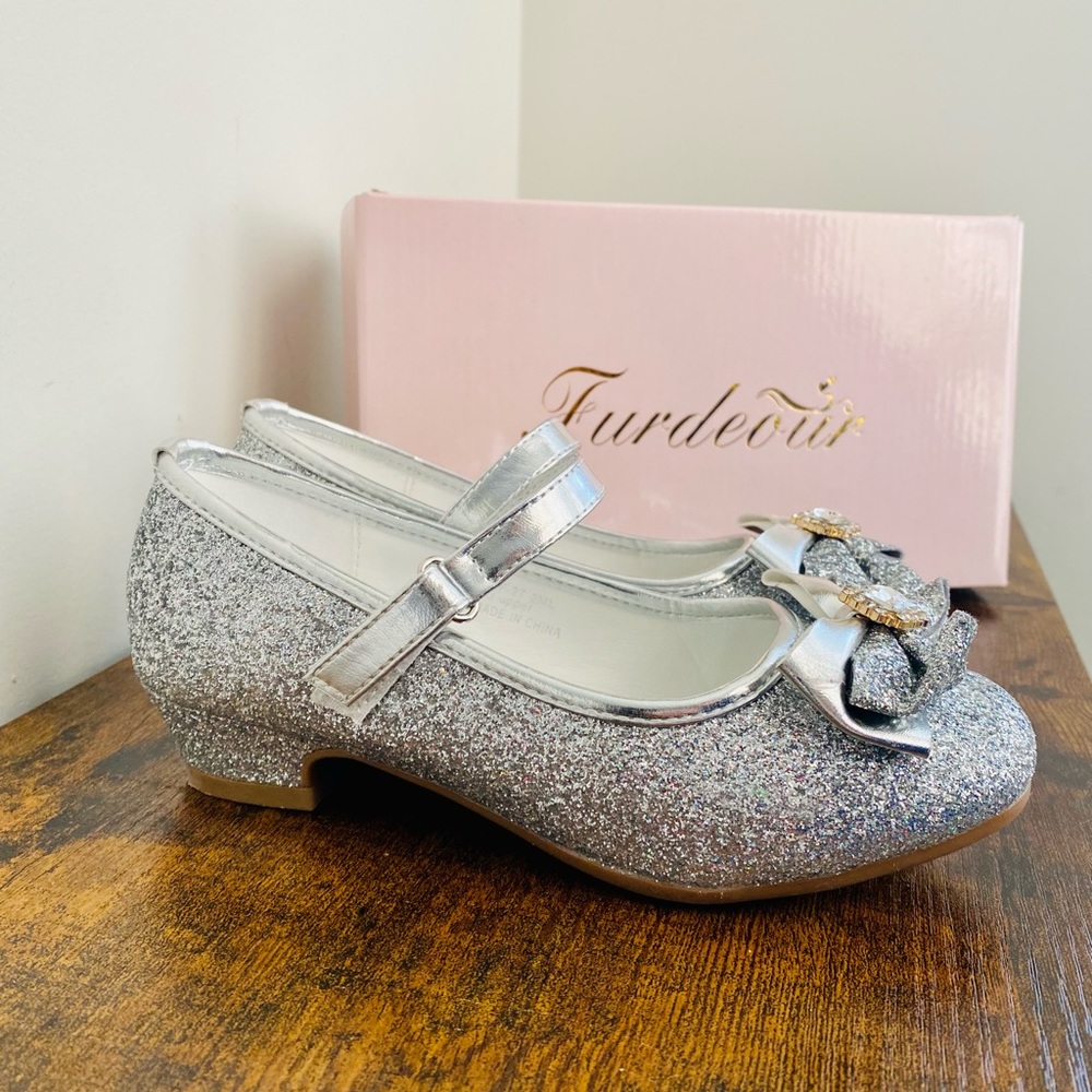 Little Girl Mary Jane Silver Glitter Slippers/Shoes size: 2